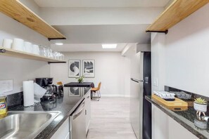 Fridge, microwave, oven, stovetop - ⟫Dog Run & Courtyard 2 Bedroom Apt w/King Bed W&D (Albuquerque)