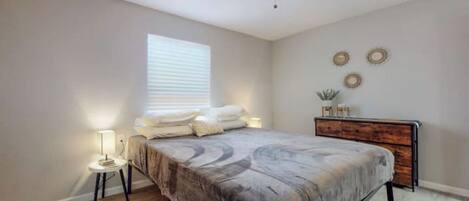 2 habitaciones, caja de seguridad en la habitación y escritorio