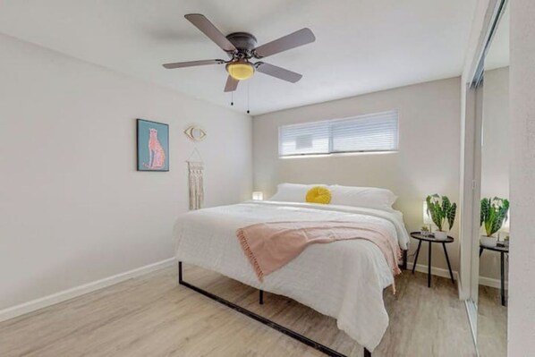 2 bedrooms, in-room safe, desk, iron/ironing board