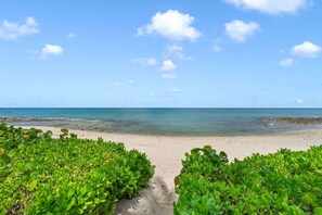 Vlak bij het strand, ligstoelen