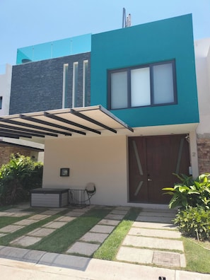 Casa, 3 quartos, para fumantes, sacada | Fachada