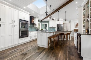 Fridge, microwave, oven, stovetop - Stunning waterfront getaway! Luxury home on acreage, natures paradise (Hope, BC)