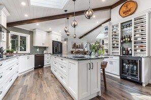 Fridge, microwave, oven, stovetop - Stunning waterfront getaway! Luxury home on acreage, natures paradise (Hope, BC)