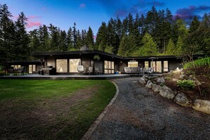 Terrace/patio - Stunning waterfront getaway!  Luxury home on acreage,  natures paradise (Hope, BC)