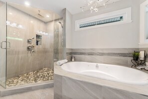 تجهيزات دش، مجففات شعر، مناشف، صابون