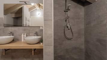 Basic-Apartment | Badezimmer | Dusche, Haartrockner, Bidet, Handtücher