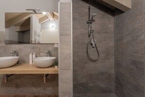 Dusche, Haartrockner, Bidet, Handtücher