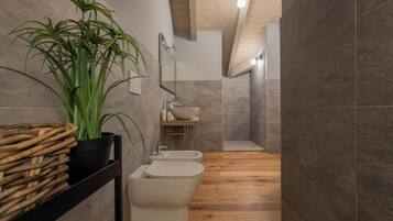 Basic-Apartment | Badezimmer | Dusche, Haartrockner, Bidet, Handtücher