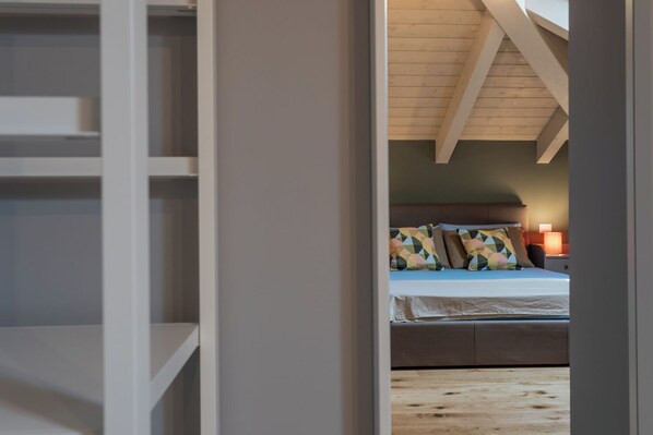 Familie appartement | Een bureau, een laptopwerkplek, een strijkplank/strijkijzer