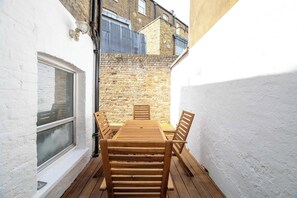 تناول الطعام بالخارج