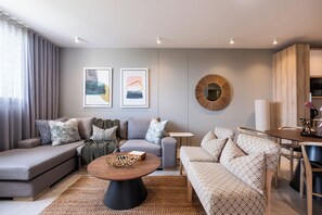 Leilighet – comfort | Oppholdsområde | En 58-tommers Flatskjerm-TV med kabel-kanaler samt Netflix