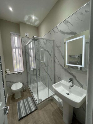 Een douche, gratis toiletartikelen, een haardroger, zeep