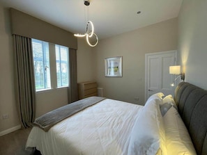 2 bedrooms, iron/ironing board, internet