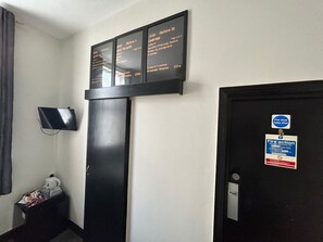 Escritorio, espacio para trabajar con laptop y wifi gratis 