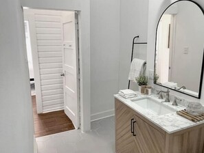 Dusche, Haartrockner, Bidet, Handtücher