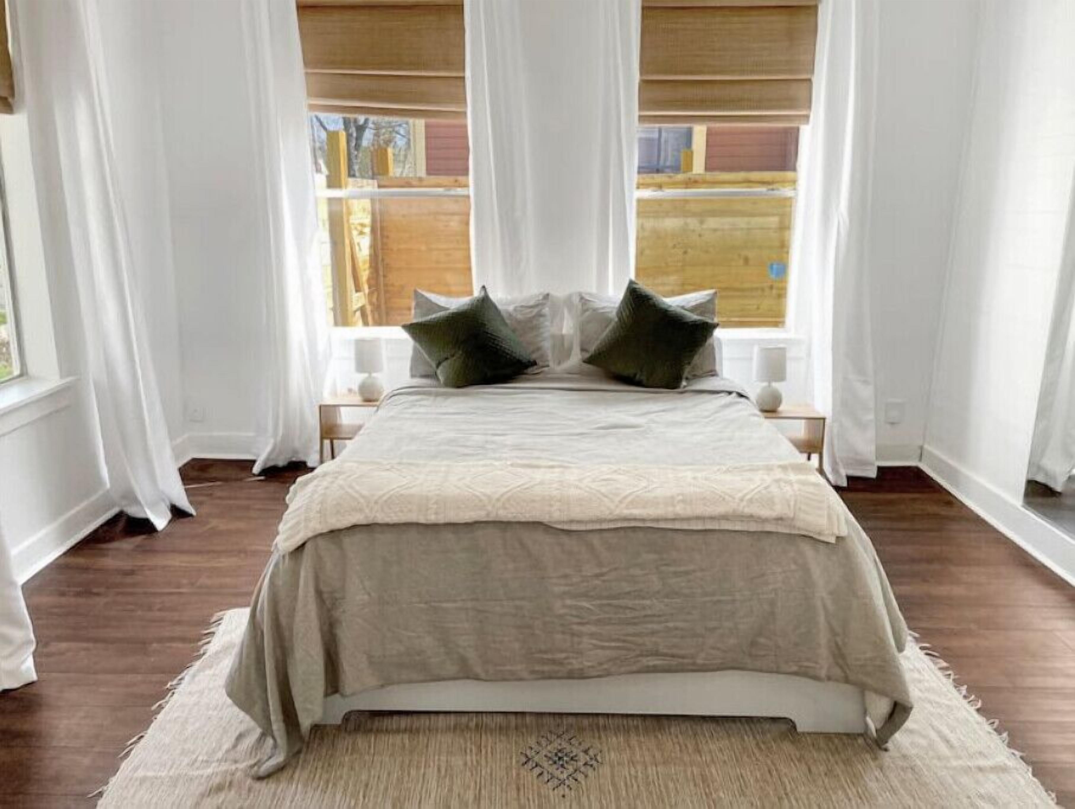 2 soverom, skrivebord, reiseseng for barn og wi-fi (inkludert)