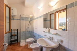 Apartment, Mehrere Schlafzimmer, Balkon | Badezimmer