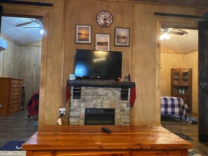 Cabin, 2 Bedrooms, Patio, Lake View | Living area