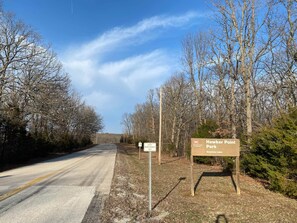 Una strada che conduce al parco Hawken Point, con un cartello che segnala lavori di manutenzione.