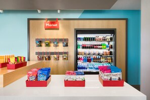 Ein Warenregal mit Snacks, Getränken und verpackten Waren.