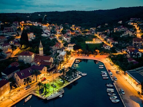 Janie in Splitska With 4 Bedrooms and 2 Bathrooms