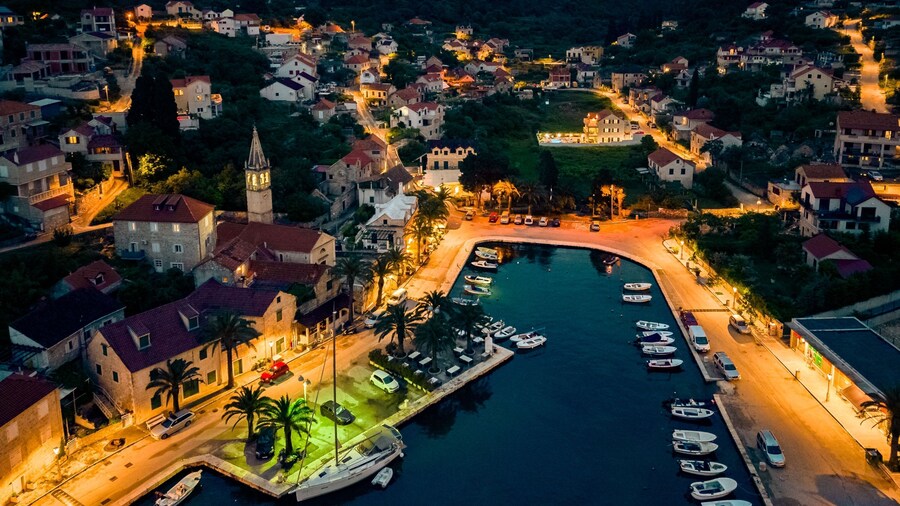 Janie in Splitska With 4 Bedrooms and 2 Bathrooms