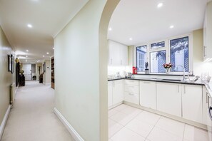 Fridge, microwave, oven, stovetop - Bayswater Beauty (London)