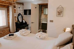 3 bedrooms, iron/ironing board, travel crib, WiFi