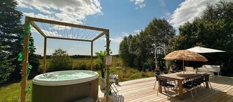 Modern & spacious countryside summer house- Hot tub