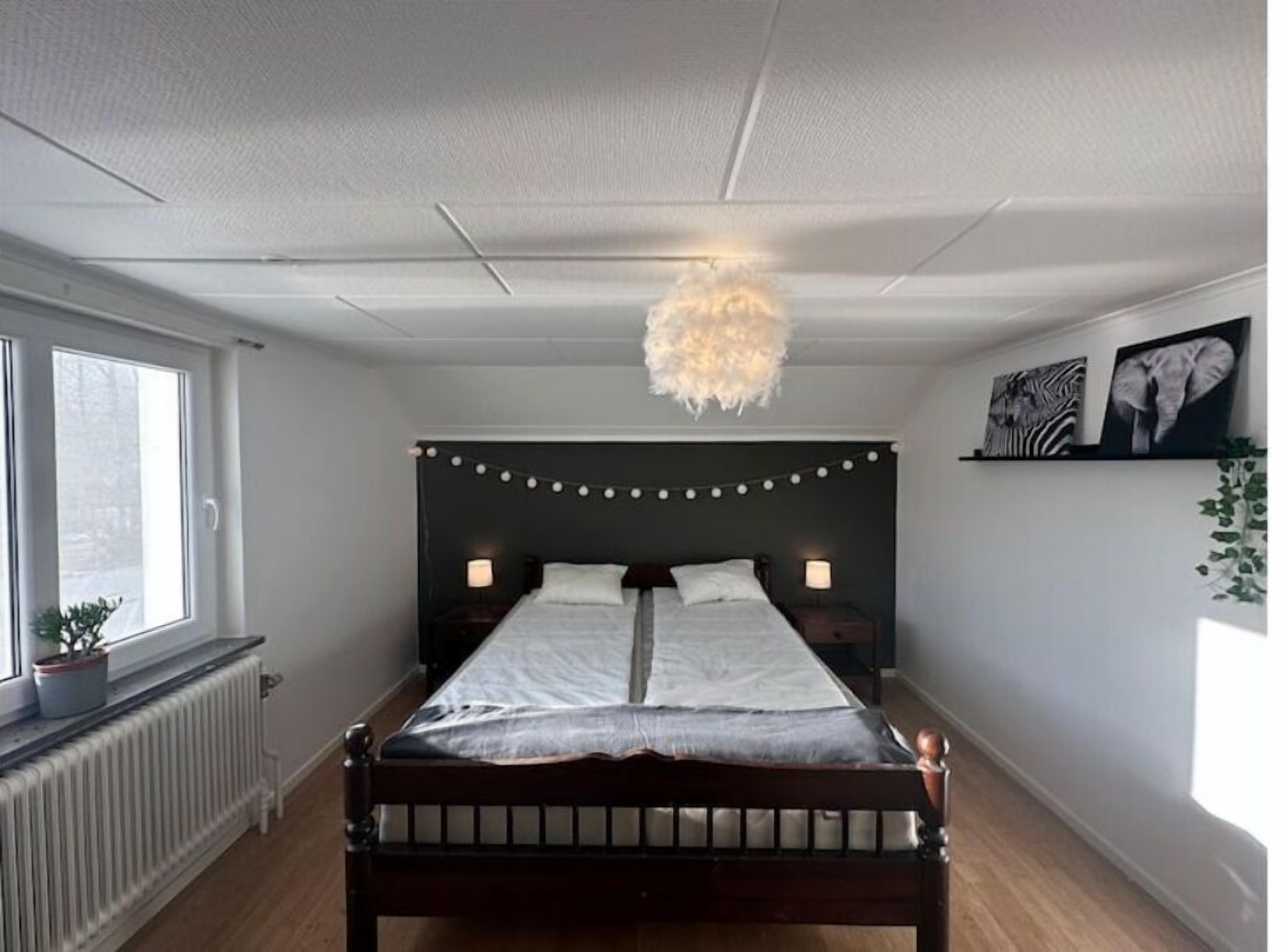 5 bedrooms, desk, iron/ironing board, free WiFi