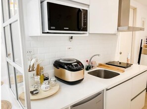 Refrigerador, microondas, tetera/pava eléctrica, tostadora