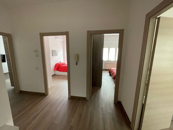 2 chambres, coffres-forts dans les chambres, bureau