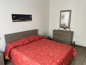 2 habitaciones, caja de seguridad en la habitación y escritorio 