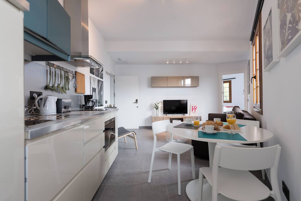 Superior appartement, meerdere bedden, privébadkamer, uitzicht op stad | Woonruimte | Een 45-inch smart-tv met satellietzenders, Netflix en streamingdiensten