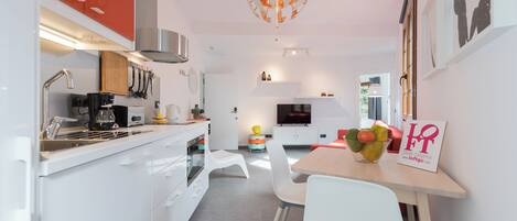Design-Apartment, Mehrere Betten, eigenes Bad, Stadtblick | 1 Schlafzimmer, Daunenbettdecken, Betten mit Memory-Foam-Matratzen