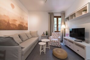 Classic Apartment, 2 Katil Bujang (Single), Private Bathroom, Park View | Ruang tamu | 45 inci sebuah televisyen pintar dengan satelit, Netflix 