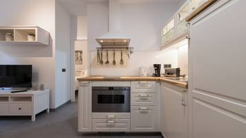 Apartemen Klasik, 2 Tempat Tidur Twin, kamar mandi pribadi, pemandangan taman | Dapur pribadi | Lemari es besar, microwave, kompor, dan pemanggang roti