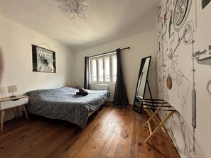 3 bedrooms, iron/ironing board, travel crib, internet