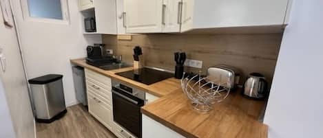 Réfrigérateur, four à micro-ondes, un four, surface de cuisson