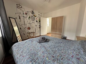 3 slaapkamers, een strijkplank/strijkijzer, wifi, beddengoed