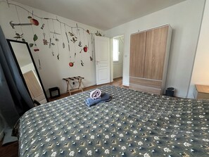 3 室のベッドルーム、アイロン / アイロン台、WiFi、ベッドシーツ