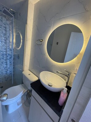Dusche, Handtücher, Seife, Toilettenpapier