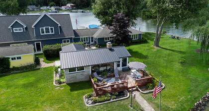 Cozy contemporary Lakefront Cottage
