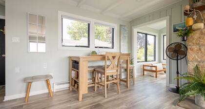 Cozy contemporary Lakefront Cottage