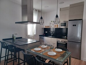 Réfrigérateur, micro-ondes, four, plaque de cuisson