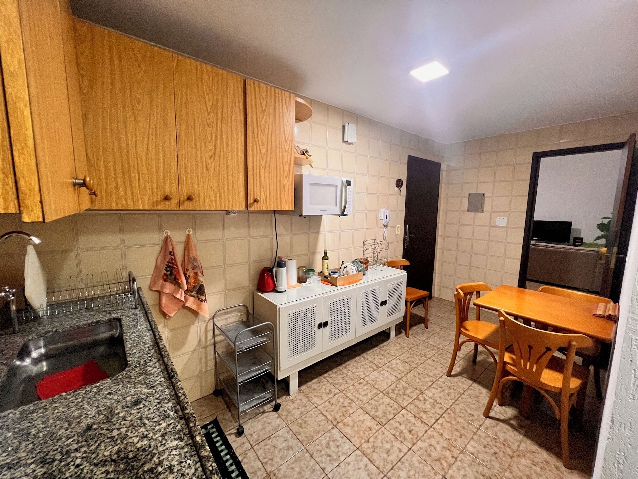Geladeira, micro-ondas, cooktop, cafeteira/chaleira