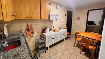 Geladeira, micro-ondas, cooktop, cafeteira/chaleira