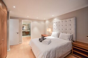 5 bedrooms, WiFi, bed sheets - Unique home in Woodbridge Island, Cape Town. Shared Pool, Walk to the beach. (Cape town)