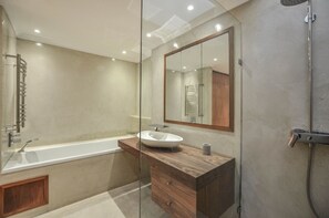 Serviettes fournies, savon, shampoing, papier toilette