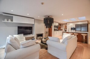 TV - Unique home in Woodbridge Island, Cape Town. Shared Pool, Walk to the beach. (Cape town)